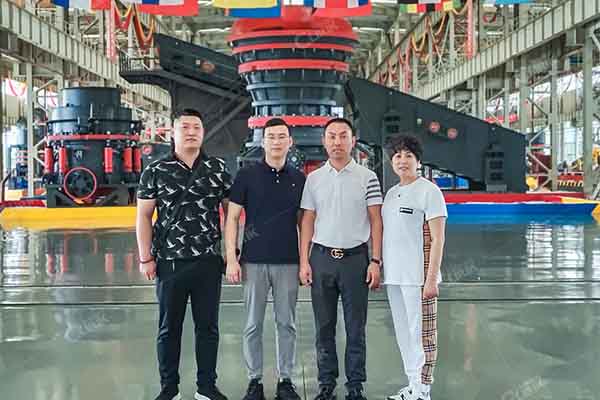 浙江客戶參觀我廠的環(huán)輥磨粉機磨粉機