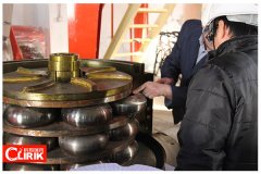 日本客戶參觀我廠的HGM100超細(xì)磨粉機(jī)