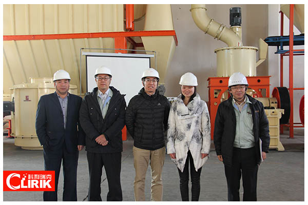 日本客戶參觀HGM100型號超細(xì)磨粉機(jī)